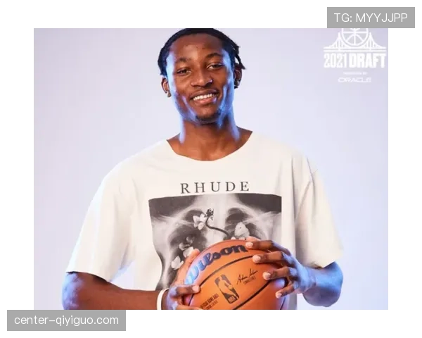 卡斯尔无球跑动制造空位，提升魔术外线火力