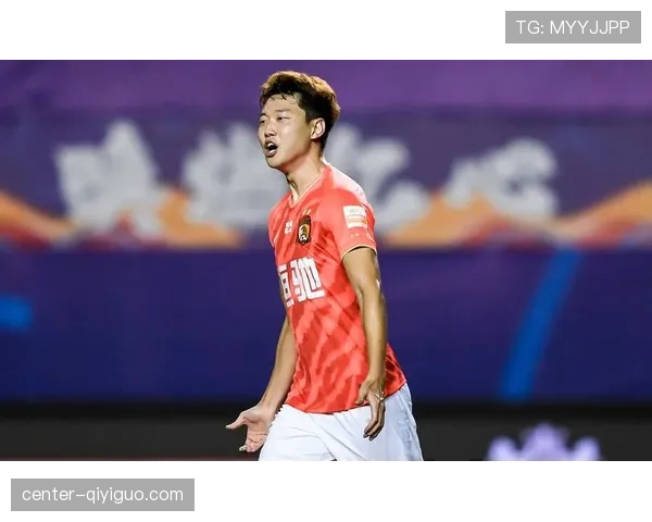 艾克森边路突破压制对手防线，本赛季角色转型提升进攻威胁